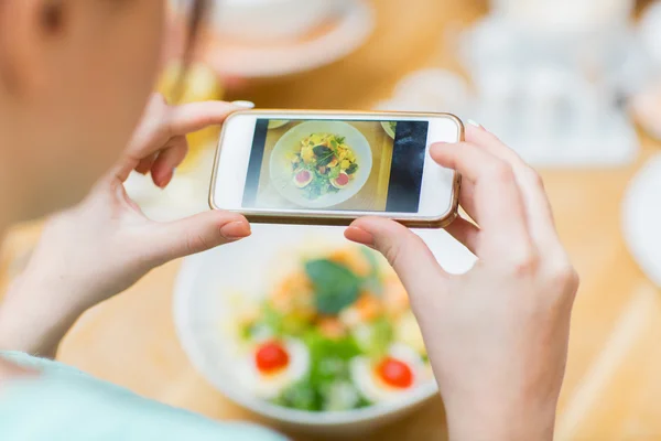 Nainen älypuhelimen ottaa kuvan ruokaa — kuvapankkivalokuva