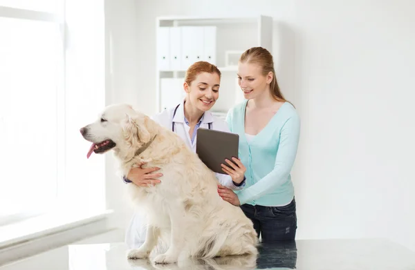 Щаслива жінка з собакою і лікарем у ветеринарній клініці — стокове фото