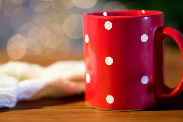 Copo de chá vermelho polka dot na mesa de madeira — Fotografia de Stock