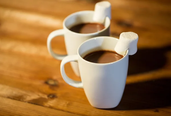 Tasses de chocolat chaud avec guimauve sur bois — Photo