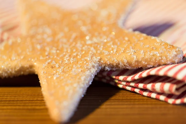 Yıldız zencefilli kurabiye ve havlu ile kapatın — Stok fotoğraf