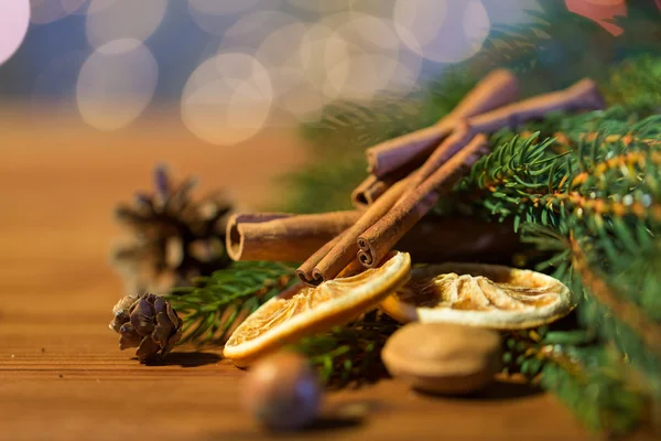 Vánoční jedle větev, skořice a sušený pomeranč — Stock fotografie