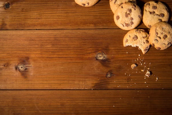 Primer plano de galletas de avena sobre mesa de madera —  Fotos de Stock