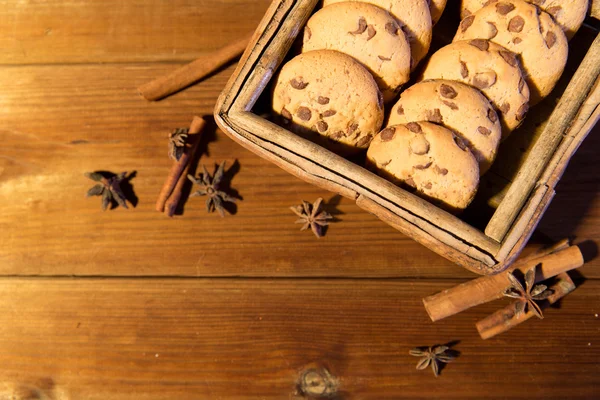 Zblízka ovesné cookies na dřevěný stůl — Stock fotografie