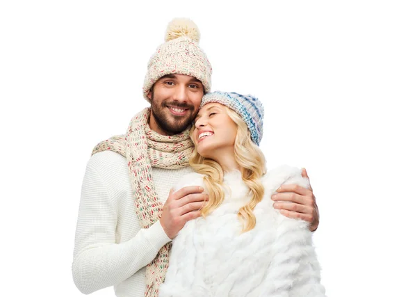 Χαμογελώντας ζευγάρι στο χειμωνιάτικα ρούχα αγκάλιασμα — Φωτογραφία Αρχείου