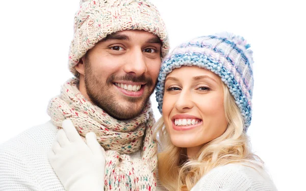 Coppia sorridente in abiti invernali abbracciare — Foto Stock