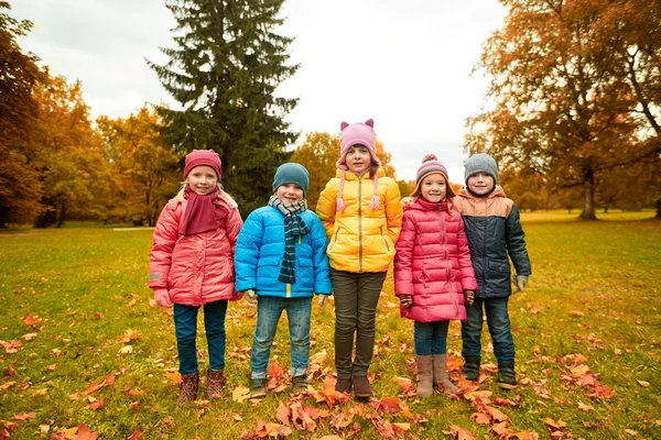 Groep van gelukkige kinderen in herfst park — Stockfoto