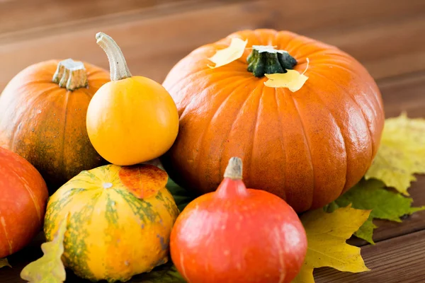 Ahşap masa evde üzerinde pumpkins, yakın çekim — Stok fotoğraf