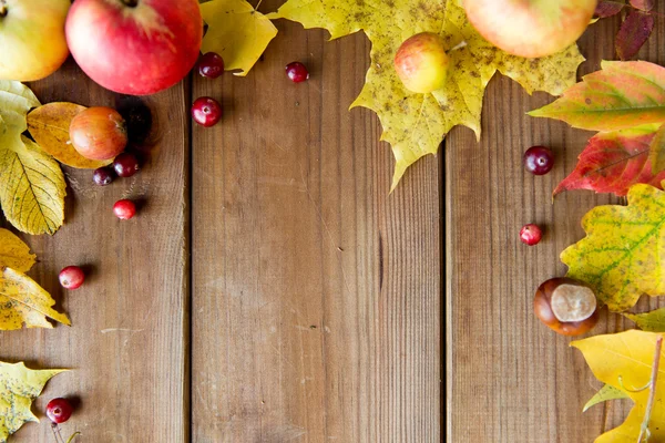 Quadro de folhas de outono, frutas e bagas em madeira — Fotografia de Stock