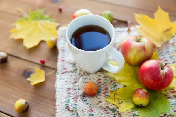 Primer plano de la taza de té en la mesa con hojas de otoño — Foto de Stock