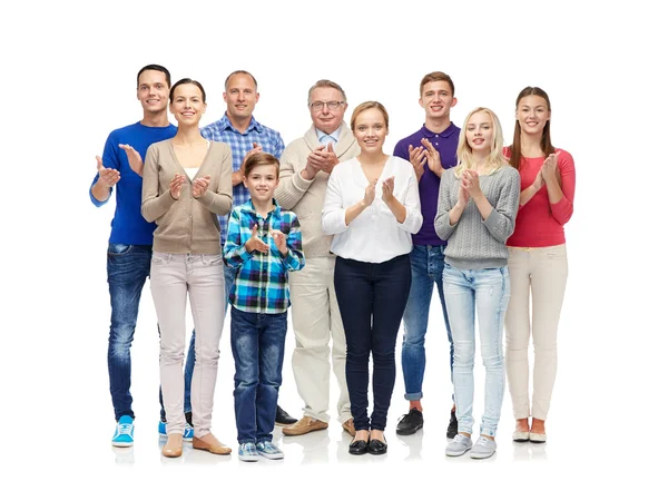 Groupe de personnes souriantes applaudissant — Photo