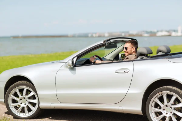 Homme heureux conduisant voiture cabriolet à l'extérieur — Photo