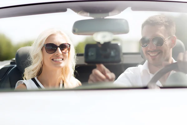 Feliz pareja usin GPS sistema de navegación en el coche —  Fotos de Stock