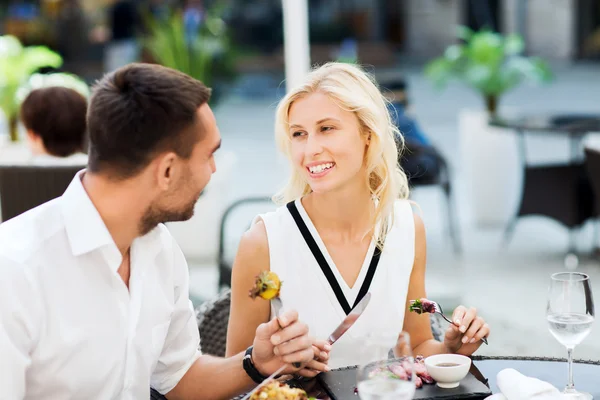 Casal feliz jantando no terraço restaurante — Fotografia de Stock
