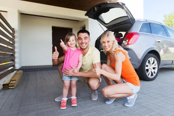 Šťastná rodina s autem objevil palce na parkování — Stock fotografie