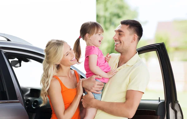 Família feliz com a criança rindo do estacionamento do carro — Fotografia de Stock