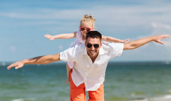Счастливая семья веселится на летнем пляже — стоковое фото