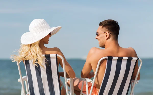 幸せなカップルの夏のビーチの椅子に日光浴 — ストック写真