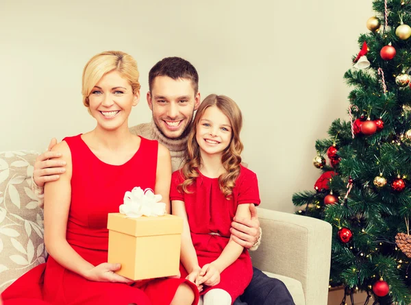 Lachende familie bedrijf doos van de gift Stockfoto