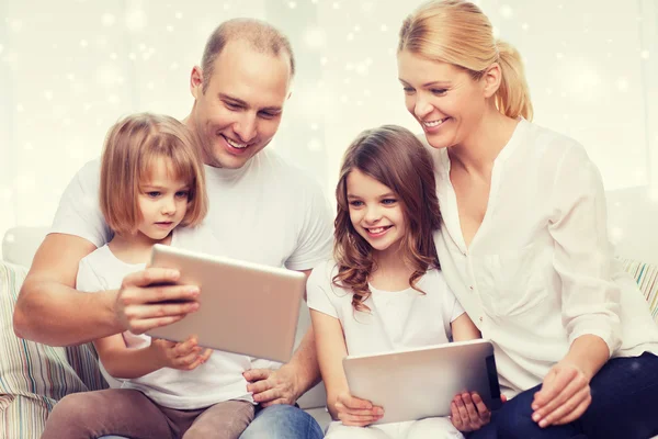 タブレット pc コンピューターと幸せな家族 — ストック写真