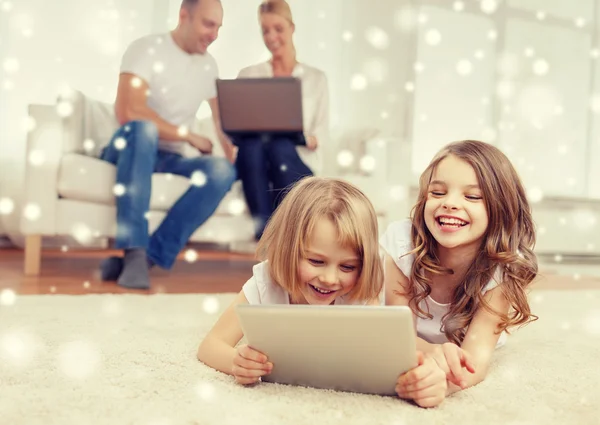Família feliz com computadores tablet pc — Fotografia de Stock