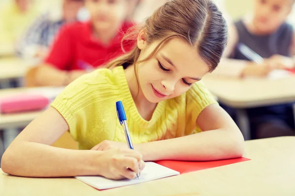 Groep van school-kids schrijven test in klas — Stockfoto