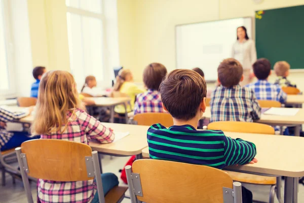 Gruppen för skolbarn och lärare i klassrummet — Stockfoto