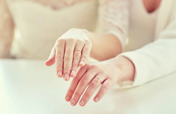 Zblízka lesbický pár rukou a snubní prsteny — Stock fotografie
