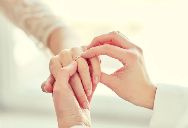 Close up of lesbian couple hands with wedding ring — Stock Photo, Image