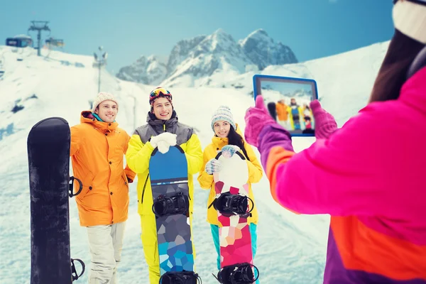 Amigos felices con tablas de snowboard y tableta PC —  Fotos de Stock