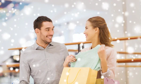 快乐的年轻夫妇，购物袋在商场里 — 图库照片