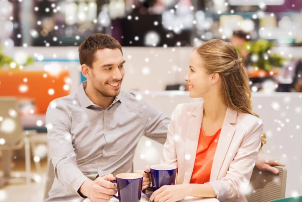 Casal feliz com sacos de compras beber café — Fotografia de Stock