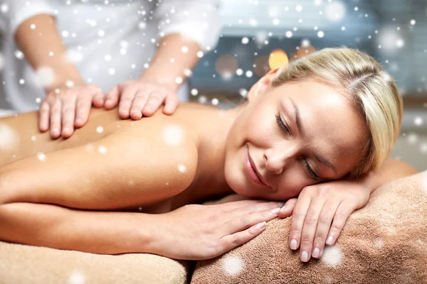 Nahaufnahme einer Frau mit Rückenmassage im Wellnessbereich — Stockfoto