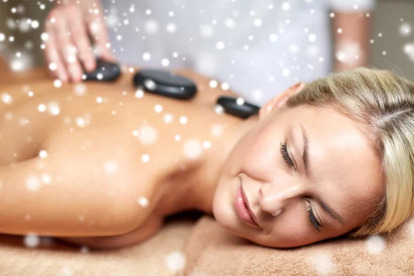 Primo piano della donna che fa un massaggio con pietre calde nella spa — Foto Stock