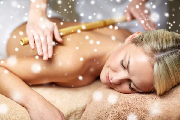 Close-up van vrouw liggen en het hebben van massage in spa — Stockfoto