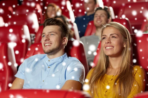 Feliz casal assistindo filme no teatro — Fotografia de Stock