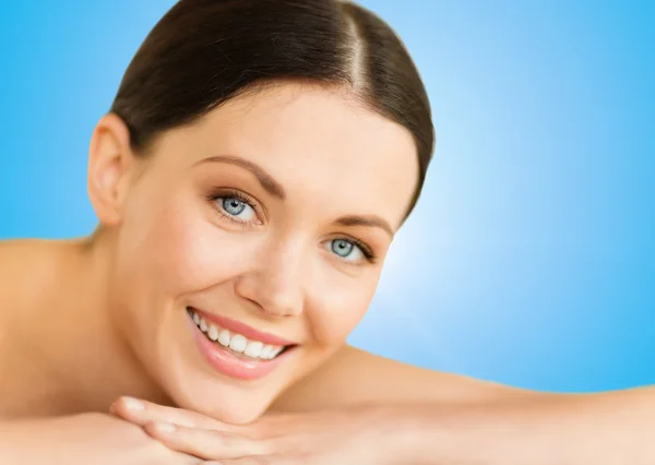 Beautiful smiling woman in spa salon — Stock Photo, Image