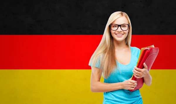 Chica estudiante feliz con PC tableta y carpetas — Foto de Stock