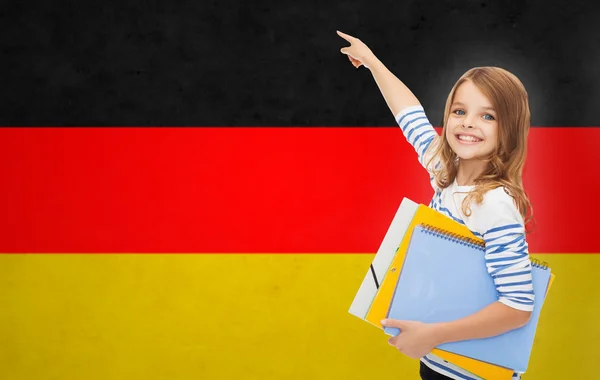 Glückliches Studentenmädchen mit erhobenem Zeigefinger — Stockfoto