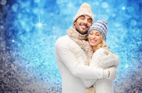 Lachende paar in winterkleren knuffelen — Stockfoto