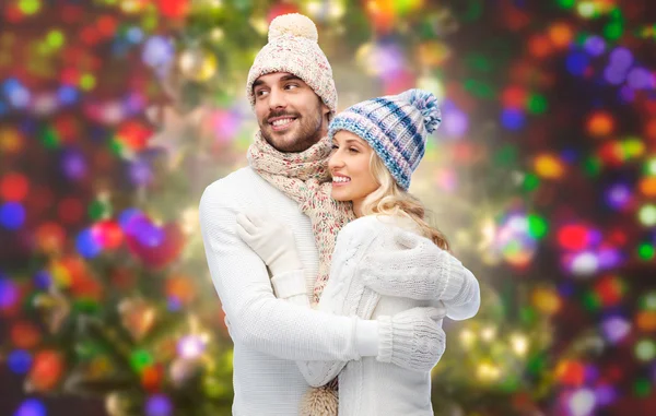 Sorrindo casal em roupas de inverno abraçando — Fotografia de Stock