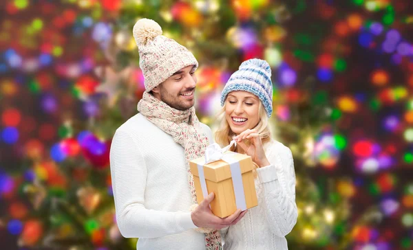 Couple souriant en vêtements d'hiver avec boîte cadeau — Photo