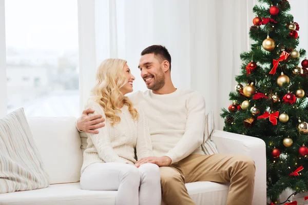 Šťastný pár doma s vánoční stromeček — Stock fotografie