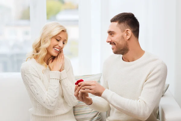 Glücklicher Mann übergibt Verlobungsring an Frau zu Hause — Stockfoto