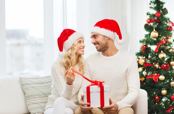 Feliz pareja en casa con caja de regalo de Navidad —  Fotos de Stock