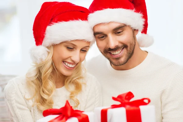 Feliz pareja en casa con cajas de regalo de Navidad —  Fotos de Stock