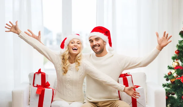 Feliz pareja en casa con cajas de regalo de Navidad — Foto de Stock