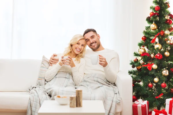 Heureux couple à la maison avec arbre de Noël — Photo