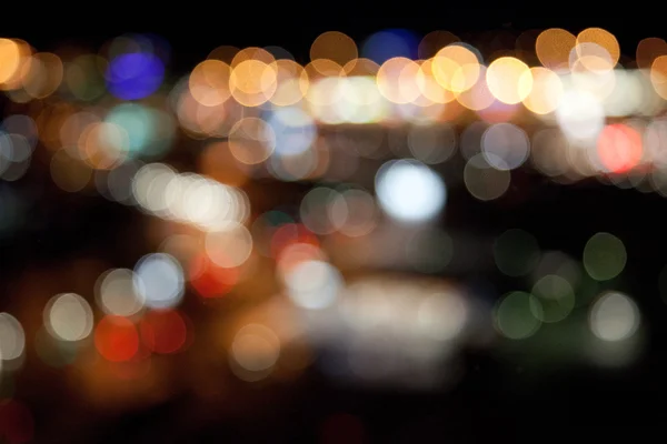 暗い夜の背景にカラフルな明るいライト — ストック写真
