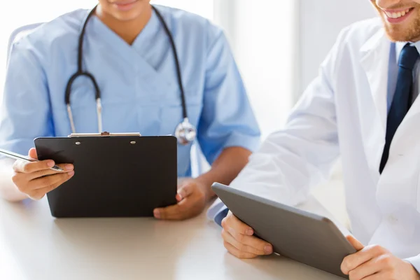 Médecins avec tablette PC et presse-papiers à l'hôpital — Photo